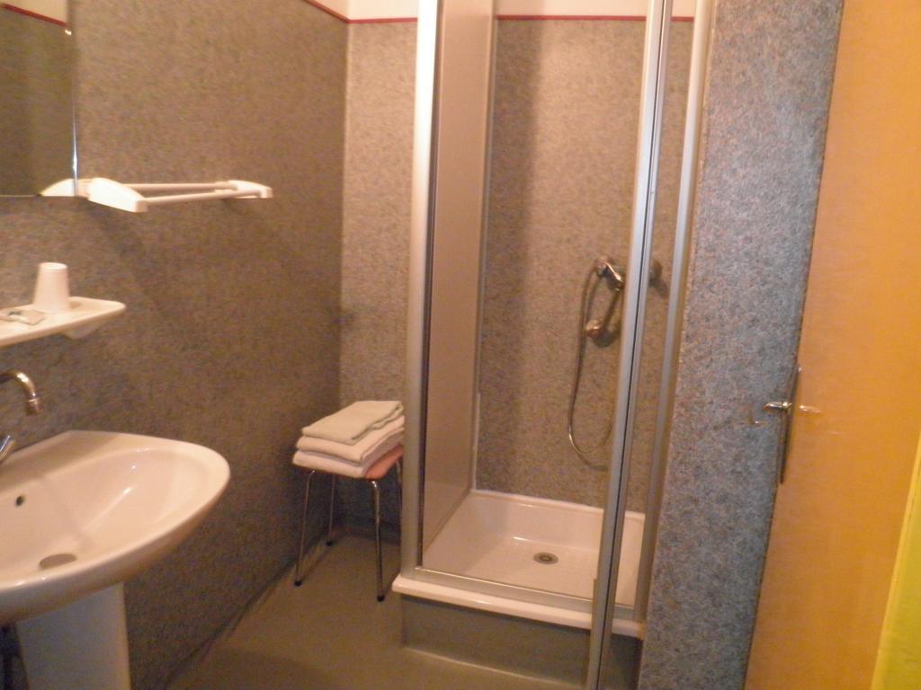 La Pierre Blanche Hotel Luzenac Phòng bức ảnh